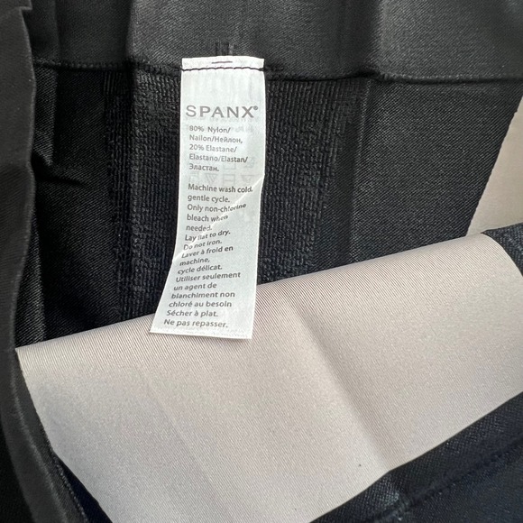 Spanx High-Waisted Mid-Thigh Short - Picture 3 of 4